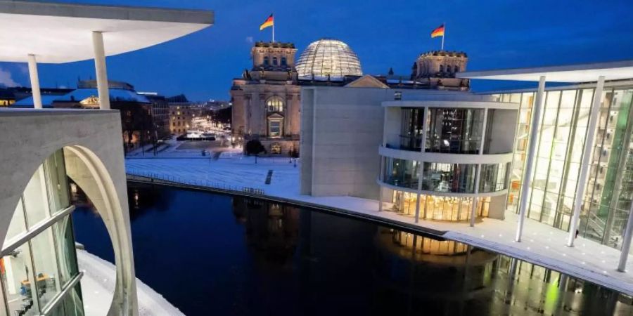 Das winterliche Regierungsviertel in Berlin. Foto: Kay Nietfeld/dpa/Symbolbild