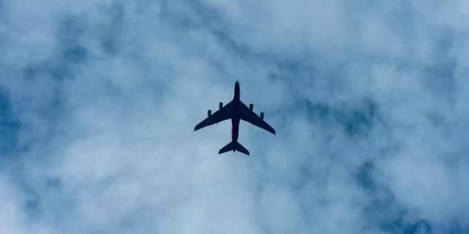 Eine 20-jährige Madagassin soll während einem Flug ein Baby auf die Welt gebracht haben. (Symbolbild) neugeborenes flugzeug