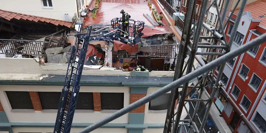 Rettungskräfte arbeiten an der Stelle, an der eine Terrasse einer Schule eingestürzt ist. Zwei Bauarbeiter sind bei dem Einsturz ums Leben gekommen. Zwei weitere verletzte Arbeiter seien am Mittwoch ins Krankenhaus gebracht worden, berichtete die Regionalzeitung «El Comercio». Foto: Jorge Peteiro/EUROPA PRESS/dpa