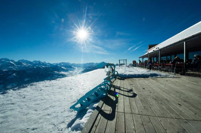 Unter der Woche bietet das Gasthaus ein reichhaltiges Frühstück an; und wem es auf dem Niederhorn so gut gefällt, dass er am liebsten nicht mehr gehen möchte, kann auch gleich hier übernachten. sdf