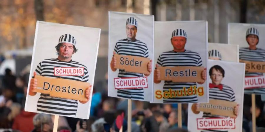 Auf einer Demonstration im November 2020 in Leipzig werden Wissenschaftler und Politiker als Sträflinge gezeigt. Foto: Sebastian Kahnert/dpa-Zentralbild/dpa