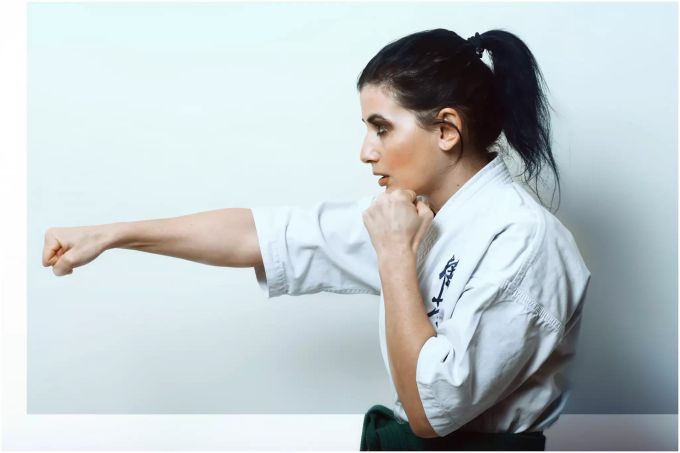 Die Chefin hätte sich im Notfall wehren können: Sie trägt einen schwarzen Gürtel in Karate. (Symbolbild) Chefin
