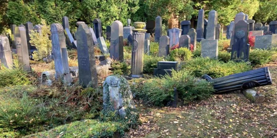 Unbekannte Täter haben in der Nacht auf Sonntag auf dem Neuen jüdischen Friedhof in St. Gallen Grabsteine umgestossen.