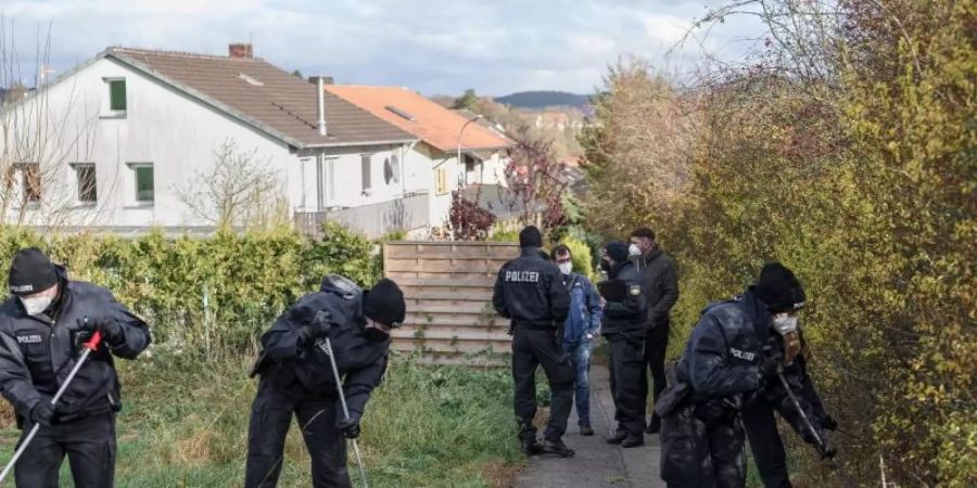 Eine Einheit der Bereitschaftspolizei durchsucht das Gelände um den Tatort in Bad Neustadt nach Spuren. Foto: Daniel Vogl/dpa