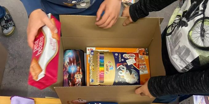 Kinder beim Verpacken der Weihnachtsgeschenke