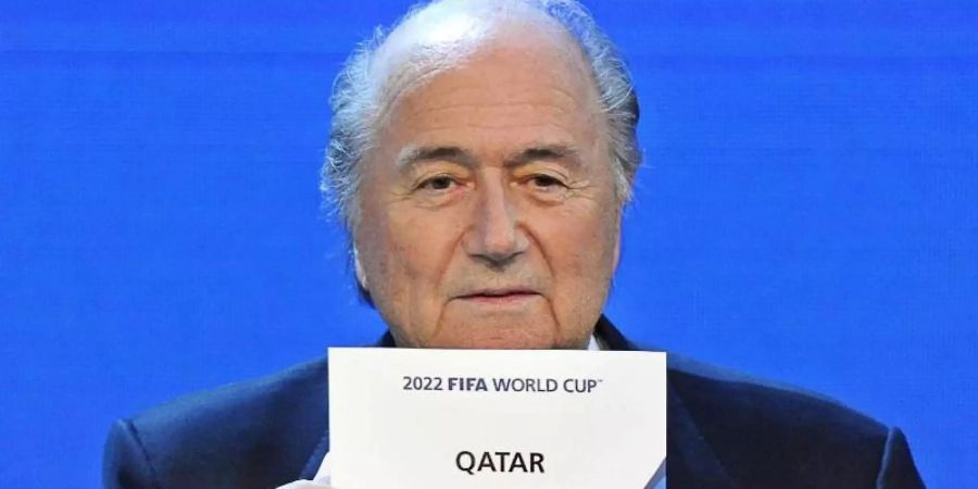 Wie alles begann: Ex-Fifa-Chef Joseph Blatter vergibt die WM 2022 an Katar. Ein Fehler, wie er heute sagt. Foto: Walter Bieri/epa/dpa