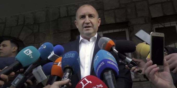Bulgariens Präsident Rumen Radew bleibt nach der Stichwahl laut Prognosen im Amt. Foto: Valentina Petrova/AP/dpa Bulgariens Präsident Rumen Radew bleibt nach der Stichwahl laut Prognosen im Amt. Foto: Valentina Petrova/AP/dpa