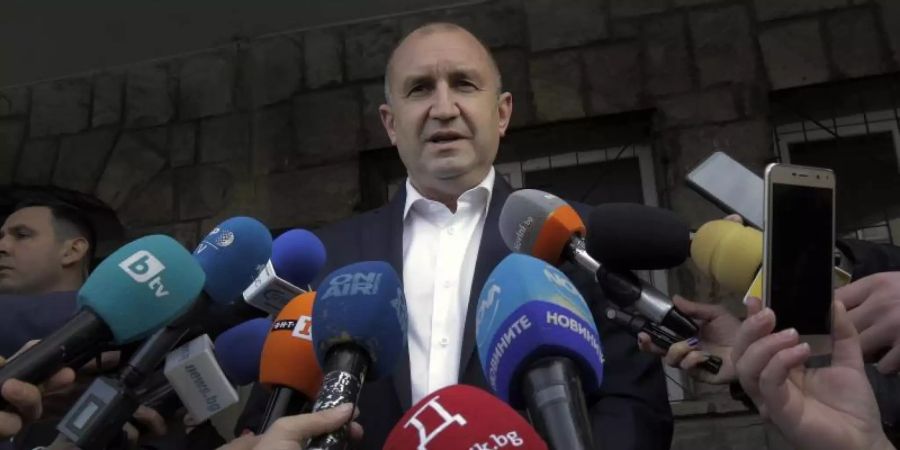 Bulgariens Präsident Rumen Radew bleibt nach der Stichwahl laut Prognosen im Amt. Foto: Valentina Petrova/AP/dpa