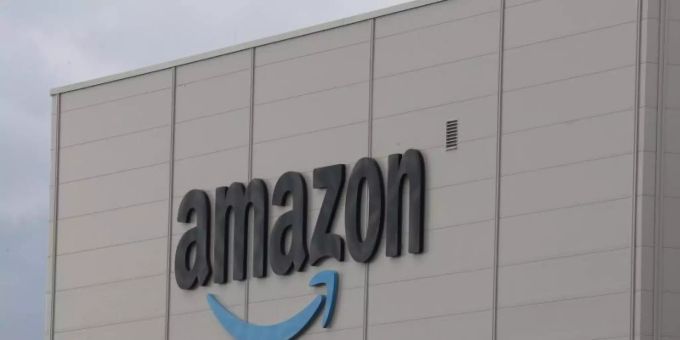 Das Amazon-Logo ist auf der Fassade des Logistikzentrums in Gera, Thüringen, zu sehen. Foto: Bodo Schackow/dpa-Zentralbild/dpa Das Amazon-Logo ist auf der Fassade des Logistikzentrums in Gera, Thüringen, zu sehen. Foto: Bodo Schackow/dpa-Zentralbild/dpa