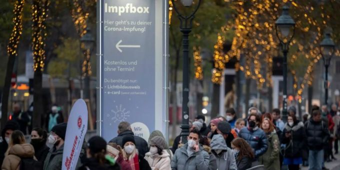 Menschen stehen in Wien Schlange für eine Corona-Impfung impfung
