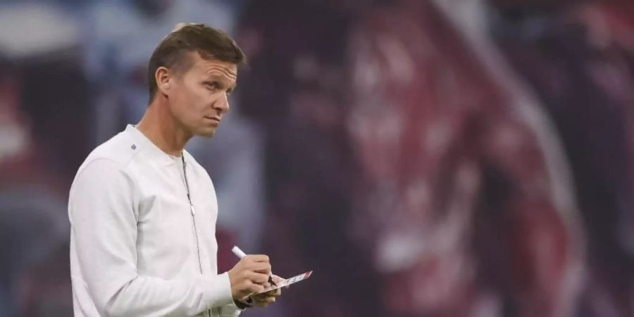 Leipzigs Trainer Jesse Marsch macht sich an der Seitenlinie Notizen. Foto: Jan Woitas/dpa-Zentralbild/dpa
