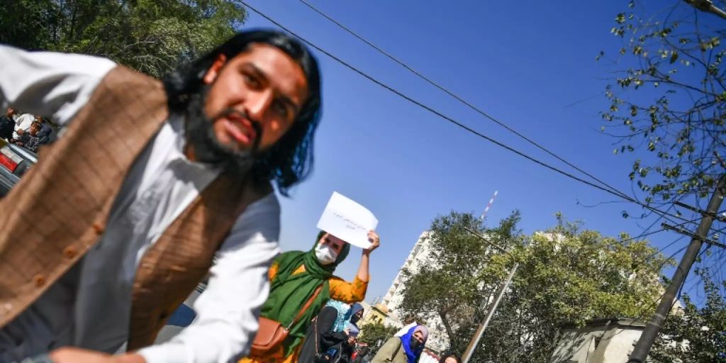 Taliban-Kämpfer Schlagen Bei Frauen-Demo In Kabul Auf Journalisten Ein