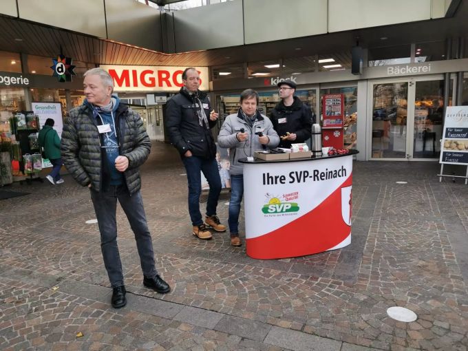 Standaktion der SVP Reinach während der letzten Gemeinderatswahlen. SVP Reinach BL Standaktion