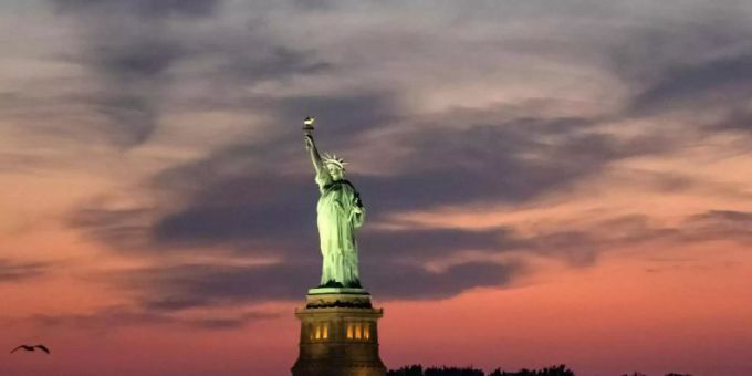 Ab dem 8. November können jene Ausländer wieder in die USA einreisen, die mit bislang international anerkannten Präparaten vollständig gegen das Coronavirus geimpft sind. Foto: Kostas Lymperopoulos/CSM via ZUMA Wire/dpa Ab dem 8. November können jene Ausländer wieder in die USA einreisen, die mit bislang international anerkannten Präparaten vollständig gegen das Coronavirus geimpft sind. Foto: Kostas Lymperopoulos/CSM via ZUMA Wire/dpa