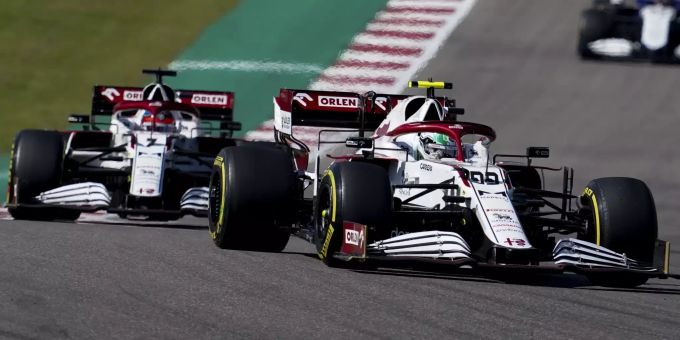 Antonio Giovinazzi und Kimi Räikkönen (Alfa Romeo Sauber) beim US-Grand-Prix der Formel 1. Alfa Romeo Sauber USA