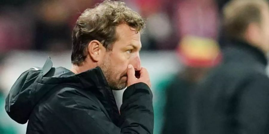 Augsburgs Trainer Markus Weinzierl macht Druck auf die Spieler. Foto: Uwe Anspach/dpa