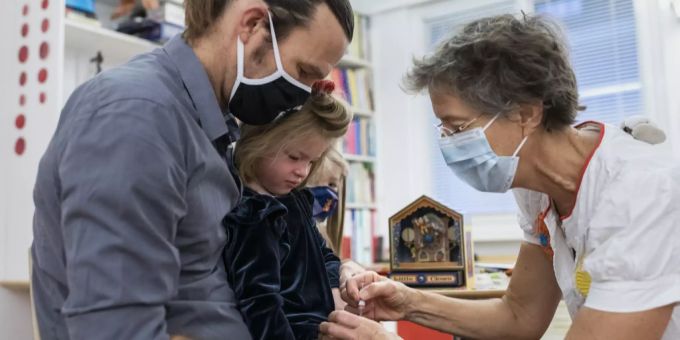 In der EU ist bislang kein Corona-Impfstoff für Kinder unter 12 Jahre zugelassen. Coronavirus