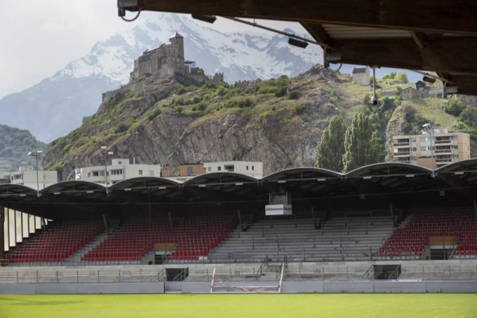 Das altehrwürdige Tourbillon besticht mit der Bergkulisse im Hintergrund. Tourbillon