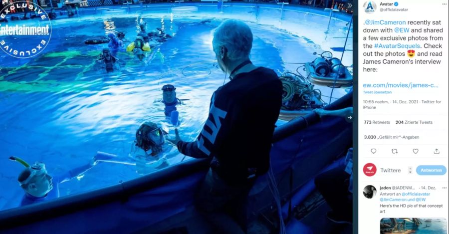 Setfoto: James Cameron am Pool, Schauspieler und Setmitarbeiter im Wasser.