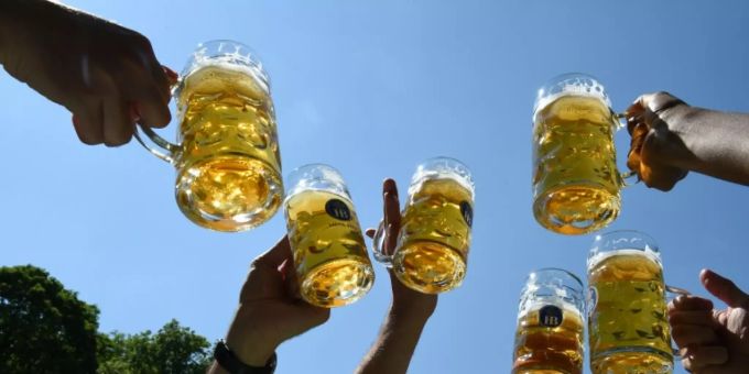 Besucherunde in einem Münchner Biergarten Besucherunde in einem Münchner Biergarten
