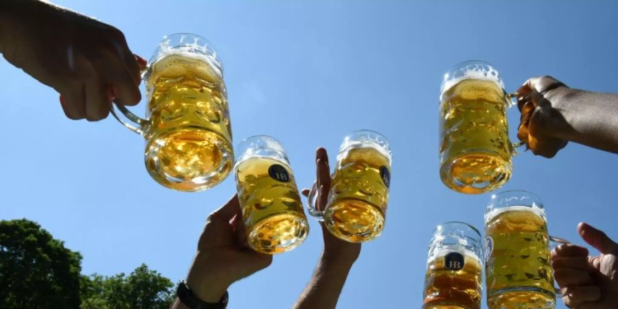 Besucherunde in einem Münchner Biergarten