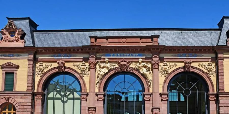 Im Kulturzentrum «Forum Alte Post» in Pirmasens ist eine Dauerausstellung zu Hugo Ball zu sehen, der in Pirmasens geboren wurde. Foto: Peter Zschunke/dpa