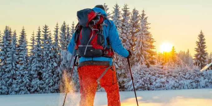 Mit den Schneeschuhen durch die Natur wandern - im Winter eine beliebte Beschäftigung. Mann im Schnee