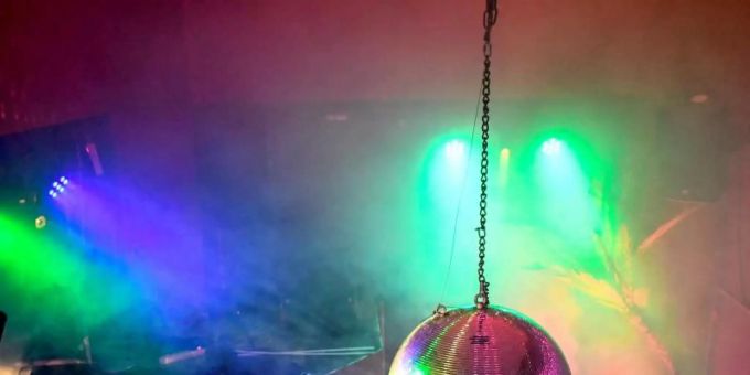 Eine Diskokugel dreht sich in einem Club und reflektiert das einfallende Licht der Scheinwerfer und Lampen. Foto: Britta Pedersen/dpa-Zentralbild/dpa Eine Diskokugel dreht sich in einem Club und reflektiert das einfallende Licht der Scheinwerfer und Lampen. Foto: Britta Pedersen/dpa-Zentralbild/dpa