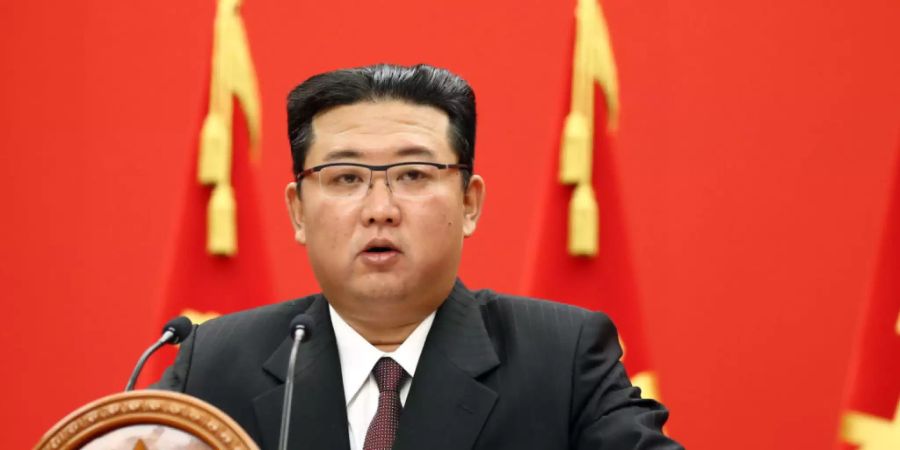 ARCHIV - Kim Jong Un spricht bei einer Veranstaltung zur Feier des 76-jährigen Bestehens der Arbeiterpartei des Landes. (Archivbild) Foto: -/KCNA /dpa