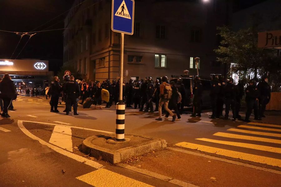 Die Demonstranten der unbewilligten Demo in der Berner Länggasse.