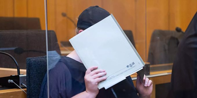 ARCHIV - Zu Beginn des Prozesses im Missbrauchskomplex Münster sitzt die Mutter eines Opfers im Landgericht Münster und verdeckt ihr Gesicht mit einer Mappe. Foto: Guido Kirchner/dpa ARCHIV - Zu Beginn des Prozesses im Missbrauchskomplex Münster sitzt die Mutter eines Opfers im Landgericht Münster und verdeckt ihr Gesicht mit einer Mappe. Foto: Guido Kirchner/dpa