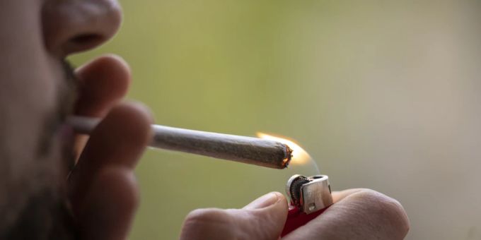 Laut einer Umfrage des Bundes kiffen in der Schweiz mehr als 225'000 Personen regelmässig. Kiffen Symbolbild