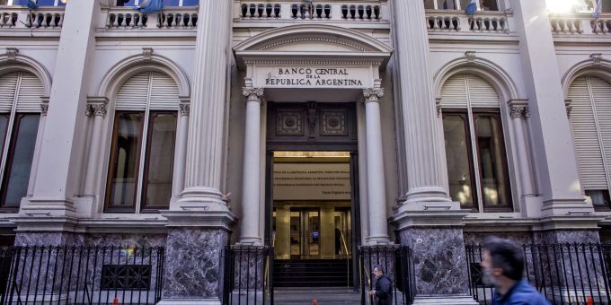 Das hoch verschuldete Argentinien hat 2023 zur Begleichung fälliger Zinsforderungen des Internationalen Währungsfonds (IWF) einen millionenschweren Kredit bei Katar aufgenommen. Argentinien