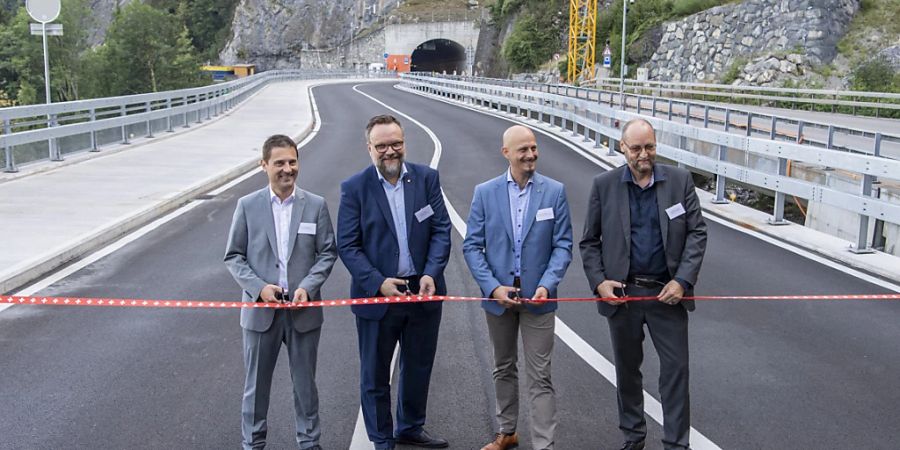 Der Schwyzer Regierungsrat Andre Rüegsegger, der Urner Regierungsrat Roger Nager, der Gemeindepräsident von Sisikon Timotheus Abegg und ASTRA Direktor Jürg Röthlisberger (links) am symbolischen Baustart für die neue Axenstrasse.
