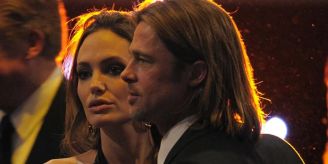 «F*ck you» an Pitt? - Fans rätseln über Mittelfinger-Tattoo von Jolie «F*ck you» an Pitt? - Fans rätseln über Mittelfinger-Tattoo von Jolie