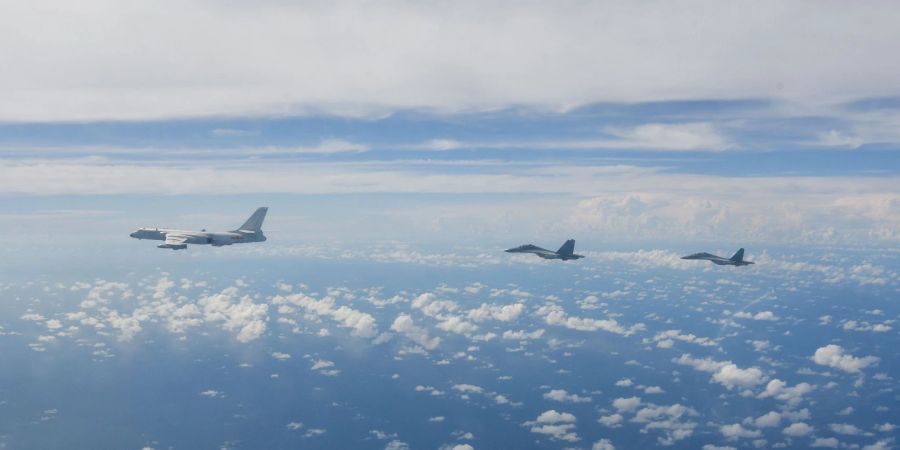 Kampfflugzeuge der chinesischen Volksbefreiungsarmee (PLA) während gemeinsamer Kampfübungen um die Insel Taiwan.