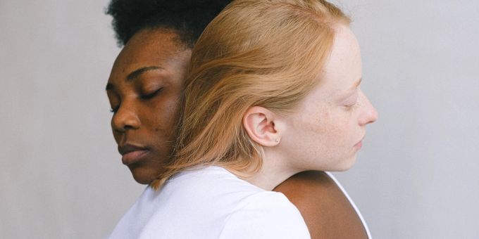 Gute Freunde halten auch in der Krise zusammen. Freunde, Freundschaft, Krise, Hilfe