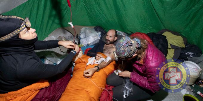 Ein Höhlenforscher erkrankte in der Türkei in grosser Tiefe. Höhlenforscher