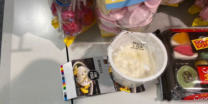 Die Verpackung aufgerissen und im ungekühlten Süssigkeiten-Regal platziert: So hat eine Leserin ein Stück Käse bei Coop gefunden. Coop