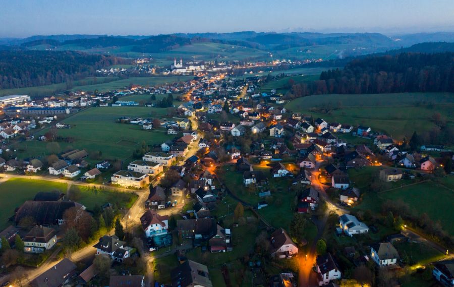 Blick über das Berner Dorf Roggwil bei Einbruch der Dunkelheit.