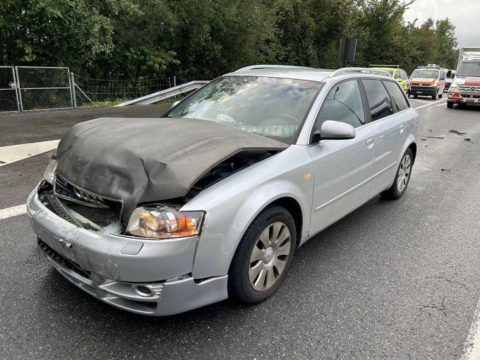 Zwei Personen wurden verletzt. Sachschaden an Auto