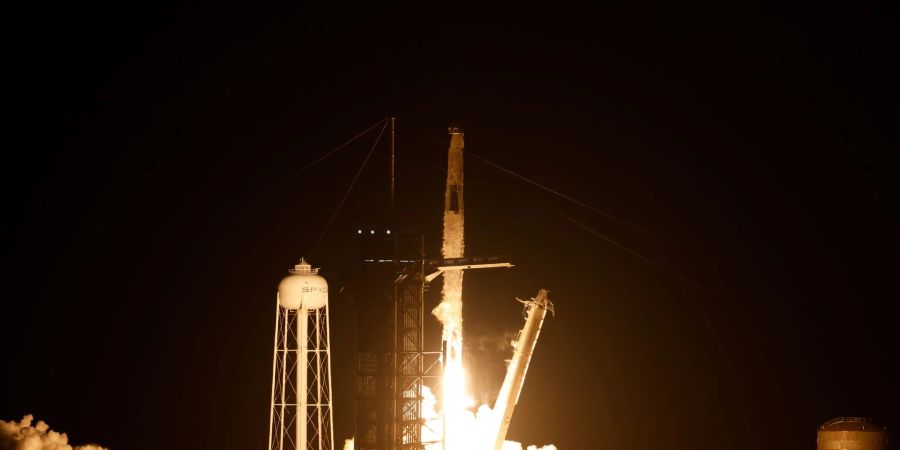 Eine SpaceX-Rakete mit Crew hebt in Cape Canaveral ab.