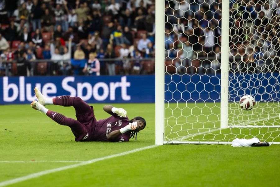 FCSG-Goalie Zigi steht zu weit vor seinem Tor, Okita schlenzt den Ball herrlich aus 30 Metern rein.