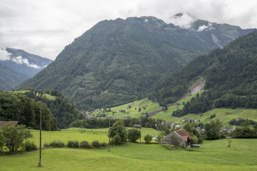 «Unser Leben hängt an dem Berg», sagt Anwohnerin Jessica zu Nau.ch