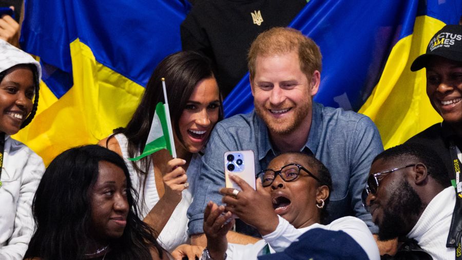 Harry und Meghan posieren für ein Selfie.