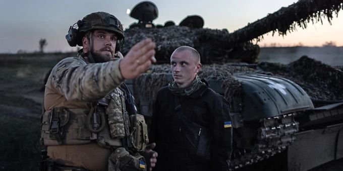 Ein kommandierender Soldat der 22. Brigade der Ukraine gibt bei einer Nachtschiessübung vor einem T-72 Panzer Anweisungen. Foto: Oliver Weiken/dpa soldaten ukraine