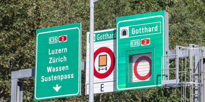 Verkehrsstau am Gotthard: Astra beschleunigt Räumungsarbeiten nach Unwettern. (Archivbild) Die Baumassnahmen zur Wiedereröffnung des Gotthard-Strassentunnels haben am Montag begonnen.