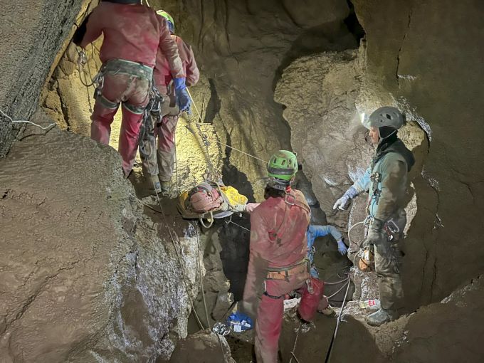 Rettungskräfte helfen dem US-Forscher Mark Dickey. Türkei Höhle