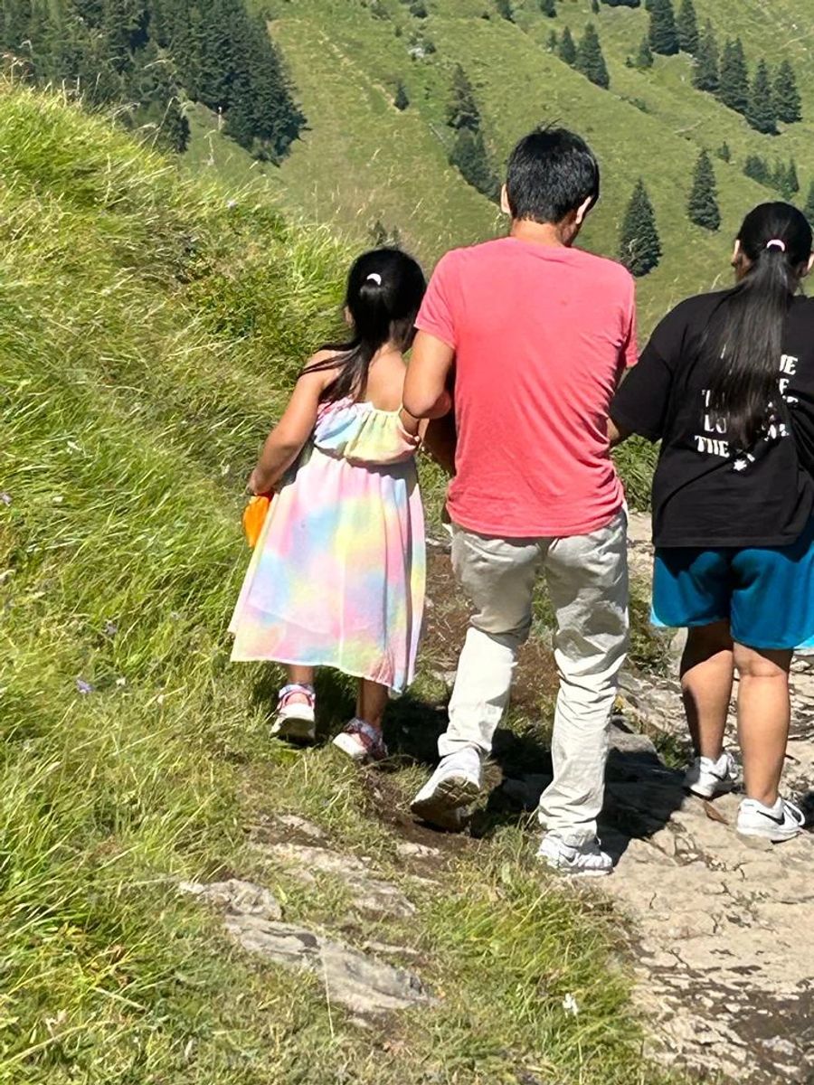 Diese Familie hatte ein kleines Mädchen im Kleid und Barbie-Sandalen dabei.