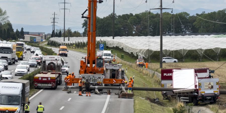 Der Lastwagen und der Anhänger landeten auf einem Feldweg und in einem Acker am Rande der Autobahn.